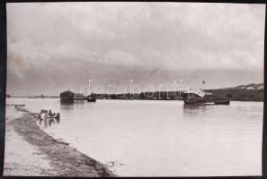 cca 1920-1930 Ambery Ernő dr. (Sopron): Dunai (úszó) malmok, jelzetlen vintage fotó, 20x30 cm