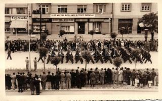 1941 Újvidék, Folyamőrök felvonulása, cukrászda, Első Magyar Biztosító Társaság, Brittig József üzlete / parade, confectionery, insurance, shop, photo