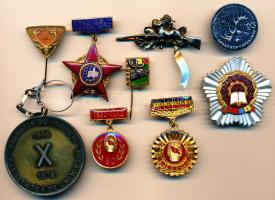 Románia ~1960-1980. 5db klf szocialista kitüntetés és emlékérem + 4db klf vadászjelvény, magyar és külföldi T:vegyes Romania ~1960-1980. 5pcs of mixed socialist badges and medals + 4pcs of mixed hunter badges C:mixed