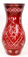 Rubinvörös kristály váza, többrétegű, csiszolt, hámozott, apró hibákkal, m: 27 cm.
