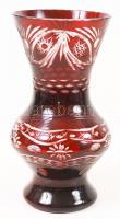 Rubinvörös kristály váza, többrétegű, csiszolt, hámozott, apró hibákkal, m: 22 cm.