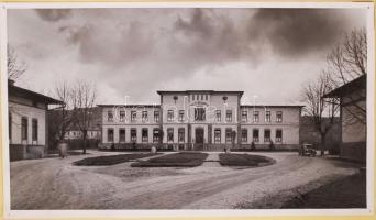 cca 1940 Esztergomi kórház, sebészeti épület, fotó kartonra ragasztva, 24x14 cm, karton 29x18 cm