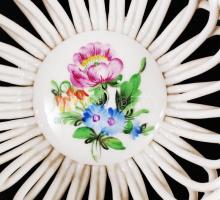 Herendi áttört kosárka, kézzel festett, virágokkal díszített, jelzett, hibátlan, d: 13 cm