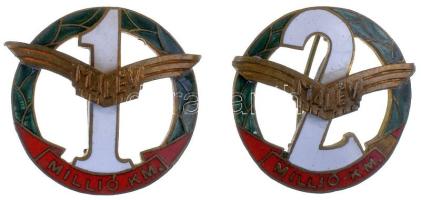 ~1980. 2db zománcozott MALÉV jelvény "1 MILLIÓ KM" és "2 MILLIÓ KM" balesetmentes repülésért T:2 (egyiknél a tű javítva) Hungary ~1980. 2pcs of different Malév Hungarian Airlines badges C:XF (pin error)