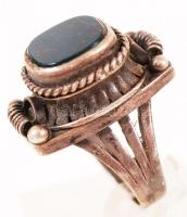 Régi ezüst (Ag.) gyűrű, szintetikus kővel, jelzés nélkül, bruttó:9,5 g