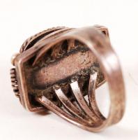 Régi ezüst (Ag.) gyűrű, szintetikus kővel, jelzés nélkül, bruttó:9,5 g