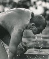 Hemző Károly (1928-2012): Úszás után (Hargitay András úszó), pecséttel jelzett fotó, 18x22 cm