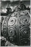 Hemző Károly (1928-2012): Díszkút a Zsolnay gyár udvarán, pecséttel jelzett fotó, 16x24 cm