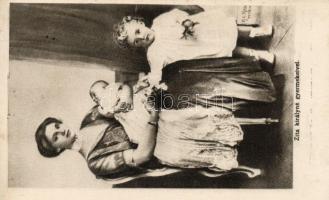 Zita királyné gyermekeivel, a Képes Újság karácsonyi ajándéka olvasóinak / Zita with her children