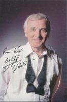Charles Aznavour (1924-) színész/énekes saját kezű aláírása őt ábrázoló képeslapon, 10x15 cm