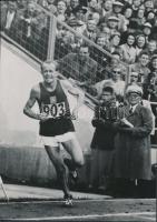 1952 Emil Zatopek hosszútávfutó az 1952-es Olimpián. Sport és Testnevelés pecsétjével jelzett, 9x13 cm