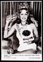 cca 1974, London, Kathy Andersent szépségkirálynővé választása, MTI fotó, 19x26,5 cm