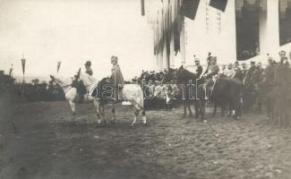 Ferdinánd román király és Mária királyné / Ferdinand and Queen Mary of Romania, possibly with Foch marsall in the background; photo