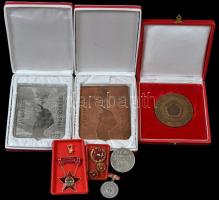 Vegyes szocialista kitüntetés, plakett és emlékérem tétel tokokkal, közte 1891. "Prágai Jubileumi Kiállítás" fém emlékérem szalagon T:vegyes