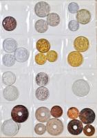 Vegyes külföldi fémpénzgyűjtemény 5 műbőr gyűrűs albumba rendezve, sokféle ország, ezüstpénzekkel és...