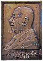 Berán Lajos (1882-1943) 1942. "Richter Gedeon" gyógyszerész aranyozott hadifém plakett (82x58mm) T:2-,3 1942. Richter Gedeon pharmacist gold plated metal plaque Sign: Lajos Berán (82x58mm) C:aVF HPII-313. HV: 572.