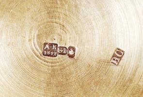 Antik(1882) orosz csésze, jelzett, mesterjeggyel (AK) gazdagon díszített, belül aranyozott, alján ki...