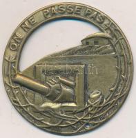 Franciaország/Maginot-vonal ~1940. "Nem fognak átjutni" Br sapkajelvény T:2 France/Maginot line ~1940. "They shall not pass (On ne passe pas)" Br cap badge C:XF