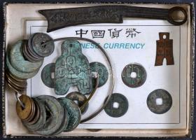 Vegyes ókori kínai bronzpénzek díszlapon és karikára fűzve dobozban T:vegyes Mixed ancient Chinese bronze coins in souvenir packing and on ring in case C:mixed