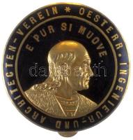 Ausztria ~1910. "Osztrák Mérnök és Építész Szövetség" aranyozott és zománcozott gomblyuk-jelvény Galileo Galilei képével illetve "Eppur si muove (És mégis mozog)" szállóigéjével, hátlapi pánton "JOH. / SCHWERDTNER / WIEN" készítő jelzéssel, dísztokban (33mm/13.47g) T:1,1- Austria ~1910. "Society of Austrian Engineers and Architects (Österreichischer Ingenieur- und Architekten-Verein)" gold plated and enamelled button-badge with portrait of Galileo Galilei and with maker marks "JOH. / SCHWERDTNER / WIEN" (33mm/13.47g) C:UNC,AU