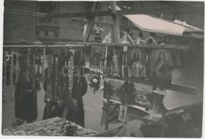 cca 1930-1940 Kinszki Imre (1901-1945): Vásári portéka, pecséttel jelzett vintage fotó, 11x16 cm