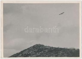 cca 1930-1940 Kinszki Imre (1901-1945): Vitorlázó repülő Farkas-hegy felett, pecséttel jelzett vintage fotó, 13x18 cm
