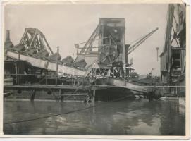 1930 Kinszki Imre (1901-1945): Kotróhajó a Dunán, jelzetlen vintage fotó a szerző hagyatékából, 6x8 cm
