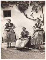 cca 1920-1930 Kerny István (1879-1963): Kapuvári leányok viselete, feliratozott vintage fotó, a szerző hagyatékából, felül törésvonal, 22x17 cm