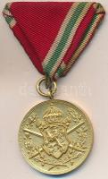 1938. Bolgár Háborús emlékmedál &quot;1915-1918&quot; mellszalaggal T:2 1938. Bulgarian Commemorative Medal for World War I for combatants, gilt Br medal on wartime ribbon C:XF