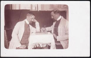 cca 1920 Kerny István (1879-1963): Sakkozó önarckép, vintage trükkfotó (kettős expozíció ugyanarra a negatívra, sötét háttér előtt), pecséttel jelzett, 9x14 cm