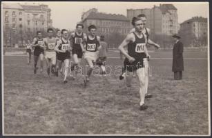 cca 1920-1930 Icsey fotó: Főiskolások mezei futó bajnoksága, elől a győztes Fekete, 11x17 cm