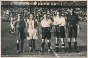 cca 1920-1930 Pobuda Alfréd: Hungaria &amp;#8211; Leicester City 4:3, a mérkőzés csapatkapitányai és bírái, pecséttel jelzett, feliratozott vintage sportfotó, 11x17 cm