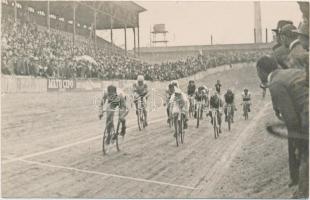 cca 1920-1930 Kerékpáros verseny a budapesti Millenáris Velodrom-ban, 9x14 cm