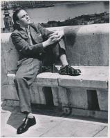 cca 1930-1940 Reich Péter Cornel: Jampi a Halászbástyán, pecséttel jelzett vintage fotó, 14x11 cm