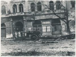 1956 Budapest, utcai harcok után, korabeli negatívról későbbi nagyítás, 17x23 cm