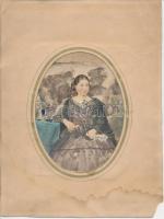 cca 1850-1860 Női portré, korai fénykép, esetleg talbotípia, erősen átfestve, kontúrvonalak kihúzva, képméret 14x10 cm, vékony paszpartuban (vízfoltos, sarka törött) 24x18 cm