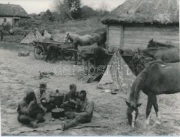 1942 Thöresz Dezső (1902-1963): Falu szélén bográcsoznak a bakák. A 2. magyar hadsereg kivonulása a Don-kanyarhoz. A szerző az oda utat fényképezte, kb. 130-150 eredeti negatív őrzi a katonák harctérre vonulását, ez a kép mai másolat a gyűjteményben található eredeti negatívról, 12x17 cm / military photo