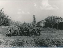 1942 Thöresz Dezső (1902-1963): Üteg, harcra készen. A 2. magyar hadsereg kivonulása a Don-kanyarhoz. A szerző az oda utat fényképezte, kb. 130-150 eredeti negatív őrzi a katonák harctérre vonulását, ez a kép mai másolat a gyűjteményben található eredeti negatívról, 12x17 cm / military photo