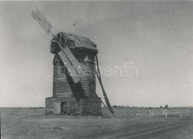 1942 Thöresz Dezső (1902-1963): Szélmalom a végtelen síkságon. A 2. magyar hadsereg kivonulása a Don-kanyarhoz. A szerző az oda utat fényképezte, kb. 130-150 eredeti negatív őrzi a katonák harctérre vonulását, ez a kép mai másolat a gyűjteményben található eredeti negatívról, 12x17 cm / military photo, windmill, soldier