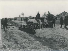 1942 Thöresz Dezső (1902-1963): Kilőtt tank. A 2. magyar hadsereg kivonulása a Don-kanyarhoz. A szerző az oda utat fényképezte, kb. 130-150 eredeti negatív őrzi a katonák harctérre vonulását, ez a kép mai másolat a gyűjteményben található eredeti negatívról, 12x17 cm / military photo, tank