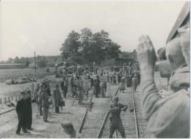 1942 Thöresz Dezső (1902-1963): Csapatszállító vonat az állomáson. A 2. magyar hadsereg kivonulása a Don-kanyarhoz. A szerző az oda utat fényképezte, kb. 130-150 eredeti negatív őrzi a katonák harctérre vonulását, ez a kép mai másolat a gyűjteményben található eredeti negatívról, 12x17 cm / military photo, railway station