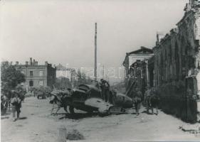 1942 Thöresz Dezső (1902-1963): Lelőtt repülőgép egy ukrajnai városban. A 2. magyar hadsereg kivonulása a Don-kanyarhoz. A szerző az oda utat fényképezte, kb. 130-150 eredeti negatív őrzi a katonák harctérre vonulását, ez a kép mai másolat a gyűjteményben található eredeti negatívról, 12x17 cm / military photo, airplane in Ukraine