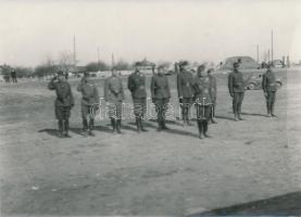 1942 Thöresz Dezső (1902-1963): Tisztikar az eligazításon. A 2. magyar hadsereg kivonulása a Don-kanyarhoz. A szerző az oda utat fényképezte, kb. 130-150 eredeti negatív őrzi a katonák harctérre vonulását, ez a kép mai másolat a gyűjteményben található eredeti negatívról, 12x17 cm / military photo