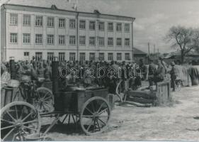 1942 Thöresz Dezső (1902-1963): Tábori konyha, ebédosztás. A 2. magyar hadsereg kivonulása a Don-kanyarhoz. A szerző az oda utat fényképezte, kb. 130-150 eredeti negatív őrzi a katonák harctérre vonulását, ez a kép mai másolat a gyűjteményben található eredeti negatívról, 12x17 cm / military photo, camp kitchen, lunch