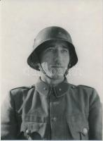 1942 Thöresz Dezső (1902-1963): Katona portré. A 2. magyar hadsereg kivonulása a Don-kanyarhoz. A szerző az oda utat fényképezte, kb. 130-150 eredeti negatív őrzi a katonák harctérre vonulását, ez a kép mai másolat a gyűjteményben található eredeti negatívról, 12x17 cm / military photo