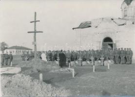 1942 Thöresz Dezső (1902-1963): Emlékezés a bajtársakra. A 2. magyar hadsereg kivonulása a Don-kanyarhoz. A szerző az oda utat fényképezte, kb. 130-150 eredeti negatív őrzi a katonák harctérre vonulását, ez a kép mai másolat a gyűjteményben található eredeti negatívról, 12x17 cm / military photo, funeral