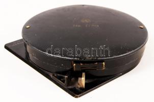 1914 C. P. Goerz hadihajóra való célzó iránytű. Sorszámozott, dátumozott "C.P. Goerz Wien u. Pozsony N. 252" felirattal, a készítés dátuma 1914. 03. 23. A fedlapon rézbe metszve Közép-Európa isogonjai (párhuzamos mágneses pólusok). Szép állapotban /  1914 C. P. Goerz military richt bussole (aiming compass). On the cover in copper, the isogons of Middle-Europe. In nice condition 16x16 cm