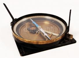 1914 C. P. Goerz hadihajóra való célzó iránytű. Sorszámozott, dátumozott "C.P. Goerz Wien u. Po...