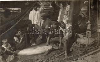 1928 Lovran, Laurana; Fishmermen with dolphin, photo