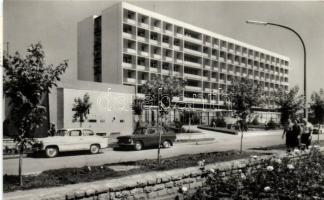 18 db MODERN fekete-fehér magyar városképes lap (gyógyfürdő) / 18 modern black and white Hungarian t...